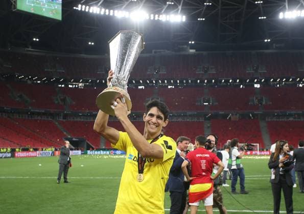 Sevilla v AS Roma, UEFA Europa League Final 2023, Puskas Arena, Budapest, Hungary. - 31st May 2023 Yassine Bounou Bono of Sevilla holds aloft the 2023 UEFA Europa League trophy. - Sevilla v AS Roma, UEFA Europa League Final 2023, Puskas Arena, Budapest, Hungary. - 31st May 2023. Budapest Puskas Arena Hungary Copyright: xDanxWeirx CP_UEFA_Europa_League_Final_2023_157