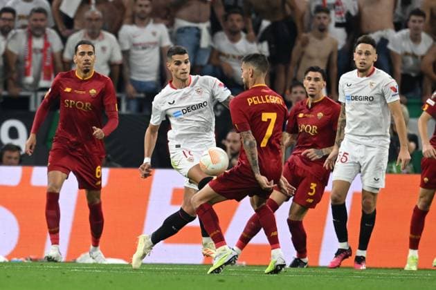 Erik Lamela (Sevilla FC)Lorenzo Pellegrini (Roma) during the UEFAEuropa League Final match between Sevilla 5-2 (d.c.r.) Roma at Puskas Arena on May 31, 2023 in Budapest, Hungary. Noxthirdxpartyxsales  (220129484)