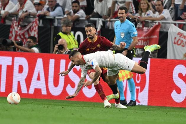 Jesus Joaquin Fernandez Suso (Sevilla FC)Leonardo Spinazzola (Roma) during the UEFAEuropa League Final match between Sevilla 5-2 (d.c.r.) Roma at Puskas Arena on May 31, 2023 in Budapest, Hungary. Noxthirdxpartyxsales  (220129499)