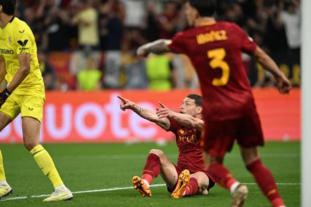 Andrea Belotti (Roma)Yassine Bono (Sevilla FC) during the UEFAEuropa League Final match between Sevilla 5-2 (d.c.r.) Roma at Puskas Arena on May 31, 2023 in Budapest, Hungary. Noxthirdxpartyxsales  (220129587)