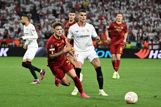 Nicola Zalewski (Roma)Erik Lamela (Sevilla FC) during the UEFAEuropa League Final match between Sevilla 5-2 (d.c.r.) Roma at Puskas Arena on May 31, 2023 in Budapest, Hungary. Noxthirdxpartyxsales  (220129794)