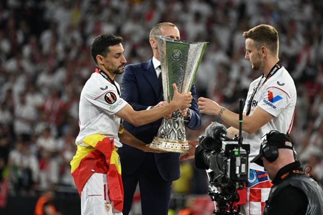 Ivan Rakitic (Sevilla FC) Aleksander Ceferin (Uefa)Jesus Navas (Sevilla FC) during the UEFAEuropa League Final match between Sevilla 5-2 (d.c.r.) Roma at Puskas Arena on May 31, 2023 in Budapest, Hungary. Noxthirdxpartyxsales  (220130310)