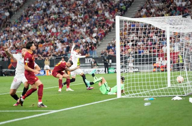 The 2023 UEFA Europa League Final match between Sevilla FC and AS Roma Gianluca Mancini scores an own goal to make it all level during the UEFA Europa League Final match between Sevilla FC and AS Roma at Puskas ArÃ na Stadium on May 31, 2023 in Budapest, Hungary. Budapest Puskas ArÃ na XIV. District Hungary Copyright: xAlexandraxFechetex IMAGO_EuropaLeagueFinal_Sev_v_Rom_AF136