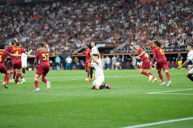 The 2023 UEFA Europa League Final match between Sevilla FC and AS Roma Lucas Ocampos falls in the penalty box after Roger Ibanez s challenge, but VAR overturns the penalty decision during the UEFA Europa League Final match between Sevilla FC and AS Roma at Puskas ArÃ na Stadium on May 31, 2023 in Budapest, Hungary. Budapest Puskas ArÃ na XIV. District Hungary Copyright: xAlexandraxFechetex IMAGO_EuropaLeagueFinal_Sev_v_Rom_AF165A