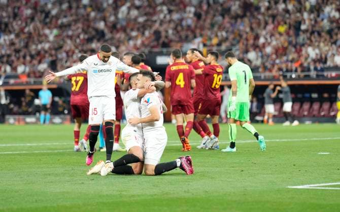 The 2023 UEFA Europa League Final match between Sevilla FC and AS Roma Lucas Ocampos falls in the penalty box after Roger Ibanez s challenge, but VAR overturns the penalty decision during the UEFA Europa League Final match between Sevilla FC and AS Roma at Puskas ArÃ na Stadium on May 31, 2023 in Budapest, Hungary. Budapest Puskas ArÃ na XIV. District Hungary Copyright: xAlexandraxFechetex IMAGO_EuropaLeagueFinal_Sev_v_Rom_AF169A