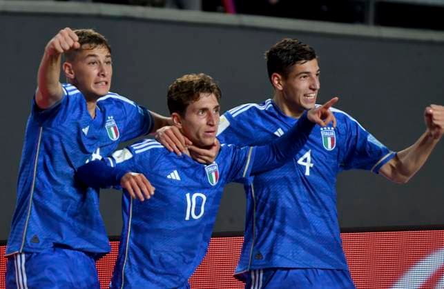 (230601) -- LA PLATA, June 1, 2023 -- Tomasso Baldanzi (C) of Italy celebrates his goal during the FIFA U20 World Cup round of 16 match between England and Italy in La Plata, Argentina, May 31, 2023. ( Handout via Xinhua) (SP)ARGENTINA-LA PLATA-FOOTBALL-2023 FIFA U20 WORLD CUP-ENGLAND VS ITALY TELAM 