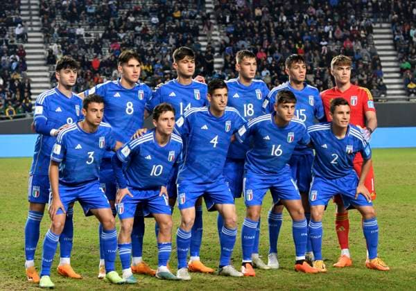 (230601) -- LA PLATA, June 1, 2023 -- Italy s starters pose for a group photo before the FIFA U20 World Cup round of 16 match between England and Italy in La Plata, Argentina, May 31, 2023. ( Handout via Xinhua) (SP)ARGENTINA-LA PLATA-FOOTBALL-2023 FIFA U20 WORLD CUP-ENGLAND VS ITALY TELAM 