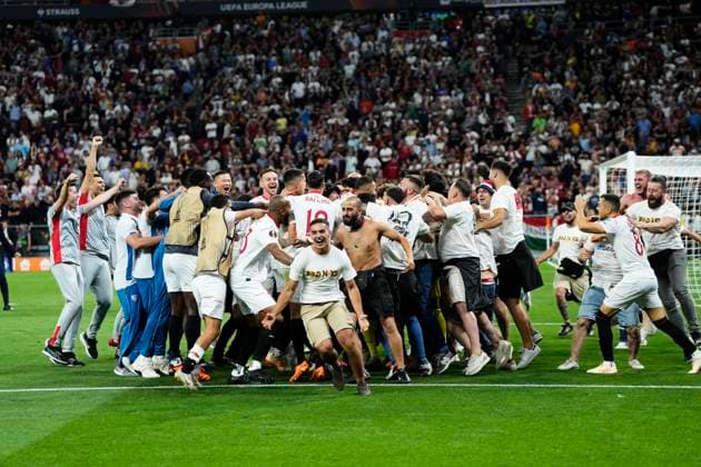 Sevilla FC v AS Roma - UEFA Europa League Final 2022 23 Sevilla FC players celebrate after the team s victory in the penalty shoot out during the UEFA Europa League 2022 23 final match between Sevilla FC and AS Roma at Puskas Arena on May 31, 2023 in Budapest, Hungary. Budapest Hungary  Copyright: xJosexBretonx originalFilename:breton-sevillaf230531_npJHB.jpg