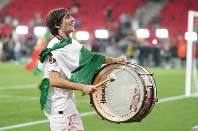 Sevilla FC v AS Roma - UEFA Europa League: Final Bryan Gil of Sevilla celebrates victory with a big drum after the UEFA Europa League final match between Sevilla FC and AS Roma at Puskas Arena, Budapest, Hungary on May 31, 2023. Budapest Budapest Hungary  Copyright: xGiuseppexMaffiax originalFilename:maffia-sevillaf230601_npCXt.jpg