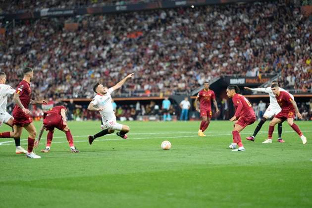 The 2023 UEFA Europa League Final match between Sevilla FC and AS Roma Lucas Ocampos falls in the penalty box after Roger Ibanez s challenge, but VAR overturns the penalty decision during the UEFA Europa League Final match between Sevilla FC and AS Roma at Puskas ArÃ na Stadium on May 31, 2023 in Budapest, Hungary. Budapest Puskas ArÃ na XIV. District Hungary Copyright: xAlexandraxFechetex IMAGO_EuropaLeagueFinal_Sev_v_Rom_AF163A
