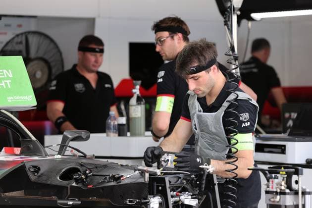 Mechanic works with cooling vest in garage, TAG Heuer Porsche Formula E, FIA Formula E World Championship, Season 9, Jakarta E Prix IDN , 01 06 2023, weather, hot, climate
