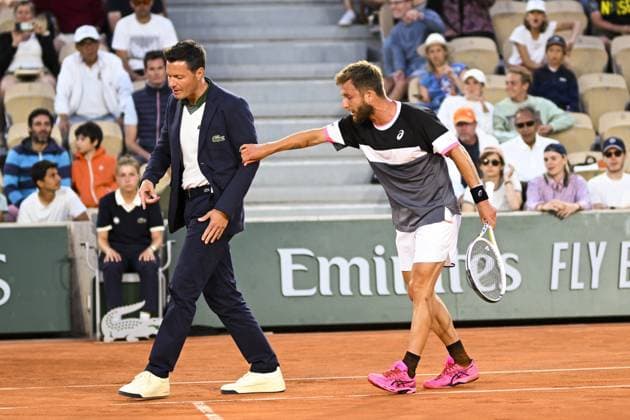 Corentin Moutet (Fra) en discussion avec l arbitre sur un point litigieux TENNIS : Roland Garros 2023 - Paris - 31 05 2023 JBAutissier Panoramic 