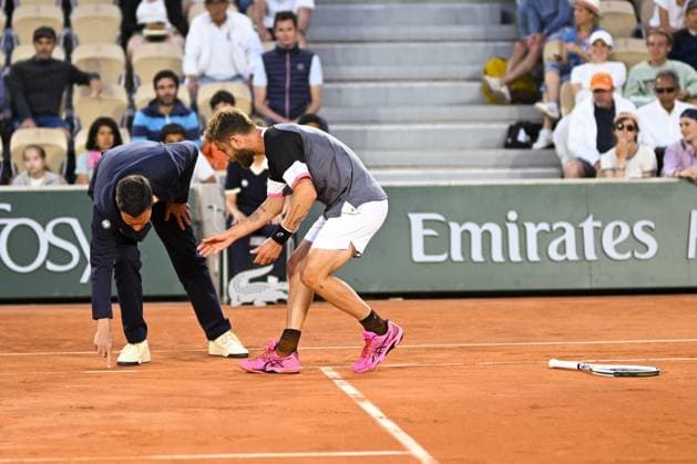 Corentin Moutet (Fra) en discussion avec l arbitre sur un point litigieux TENNIS : Roland Garros 2023 - Paris - 31 05 2023 JBAutissier Panoramic 