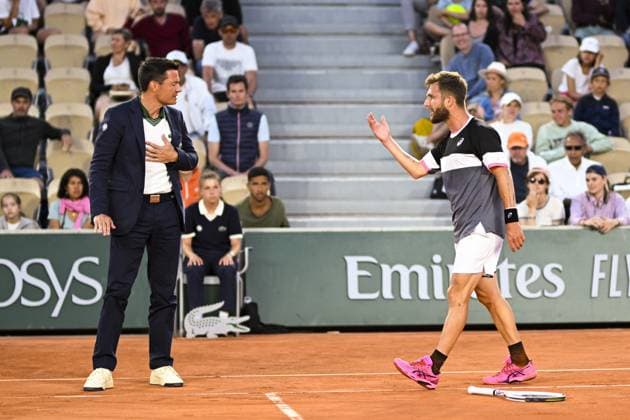 Corentin Moutet (Fra) en discussion avec l arbitre sur un point litigieux TENNIS : Roland Garros 2023 - Paris - 31 05 2023 JBAutissier Panoramic 