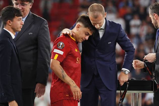 (L-R) Paulo Dybala (Roma), Aleksander Ceferin (UEFA), MAY 31, 2023 - Football Soccer : Dybala dejected after lossing UEFA Europa League final 2023 Budapest Sevilla FC 1 (PK 4-1) 1 AS Roma at the Puskas Arena in Budapest, Hungary. Noxthirdxpartyxsales  (220150884)