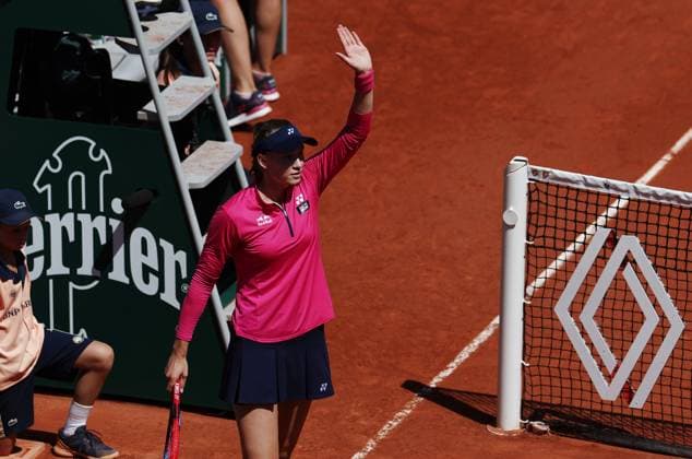 (230601) -- PARIS, June 1, 2023 -- Elena Rybakina greets spectators during the women s singles second round match between Elena Rybakina of Kazakhstan and Linda Noskova of the Czech Republic at the French Open tennis tournament at Roland Garros in Paris, France, June 1, 2023. ) (SP)FRANCE-PARIS-TENNIS-ROLAND GARROS-FRENCH OPEN-WOMEN S SINGLES GaoxJing 