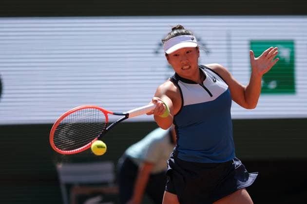 June 1, 2023, Paris, Paris, France: CLAIRE LIU of USA return the ball to IDA SWIATEK of Poland during the Day 5 of the WomenÃ¢â‚¬â ¢s French Open 2023, Grand Slam tennis womens tournament at the Roland Garros Stadium - Paris France Paris France - ZUMAp119 20230601_zaf_p119_046 Copyright: xPierrexSteveninx