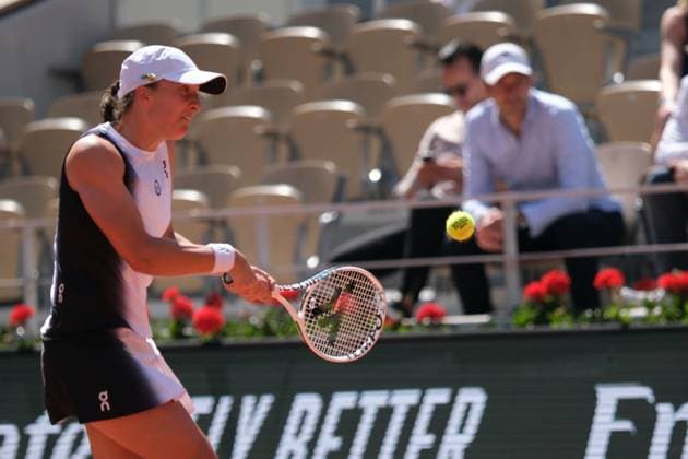 June 1, 2023, Paris, Paris, France: IDA SWIATEK of Poland return the ball to CLAIRE LIU of USA during the Day 5 of the WomenÃ¢â‚¬â ¢s French Open 2023, Grand Slam tennis womens tournament at the Roland Garros Stadium - Paris France Paris France - ZUMAp119 20230601_zaf_p119_052 Copyright: xPierrexSteveninx