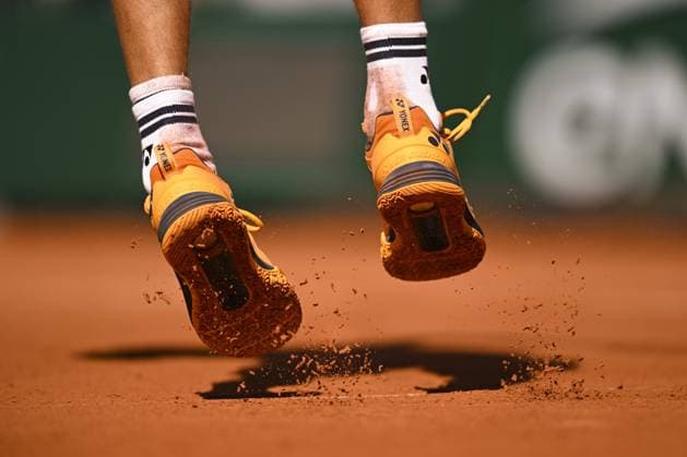 illustration chaussures au service sur terre battue TENNIS : Roland Garros 2023 - Paris - 01 06 2023 JBAutissier Panoramic 