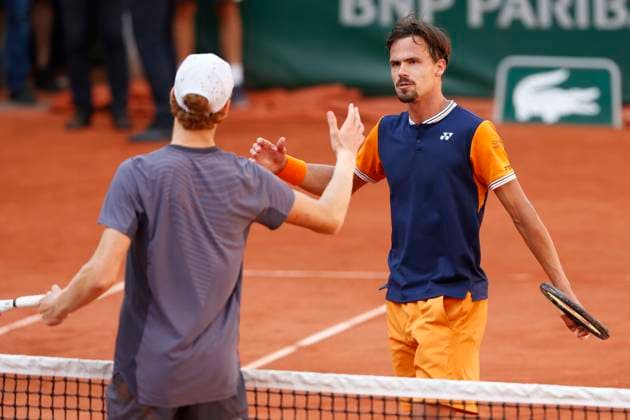 Jannik Sinner congratulates the winner Daniel Altmaier GER Tennis French Open 2023 Grand Slam ATP WTA ITF Roland Garros Paris France 1 June 2023 Copyright: xJuergenxHasenkopfx