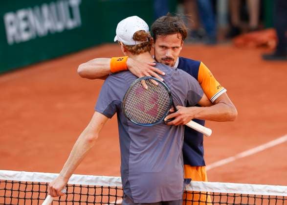 Jannik Sinner congratulates the winner Daniel Altmaier GER Tennis French Open 2023 Grand Slam ATP WTA ITF Roland Garros Paris France 1 June 2023 Copyright: xJuergenxHasenkopfx