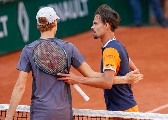 Jannik Sinner congratulates the winner Daniel Altmaier GER Tennis French Open 2023 Grand Slam ATP WTA ITF Roland Garros Paris France 1 June 2023 Copyright: xJuergenxHasenkopfx