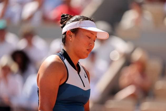 Claire Liu of the US plays against top-seeded Iga Swiatek of Poland during their second-round match at Roland Garros French Tennis Open in Paris, France, on Thursday, June 1, 2023. Swiatek won 6-4, 6-0.  PAR20230601111 MAYAxVIDON-WHITE