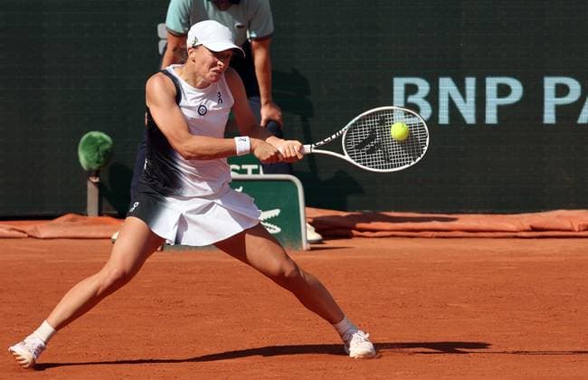 Top-seeded Iga Swiatek of Poland plays against Claire Liu of the US during their second-round match at Roland Garros French Tennis Open in Paris, France, on Thursday, June 1, 2023. Swiatek won 6-4, 6-0.  PAR20230601109 MAYAxVIDON-WHITE