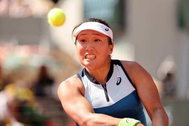 Claire Liu of the US plays against top-seeded Iga Swiatek of Poland during their second-round match at Roland Garros French Tennis Open in Paris, France, on Thursday, June 1, 2023. Swiatek won 6-4, 6-0.  PAR20230601113 MAYAxVIDON-WHITE