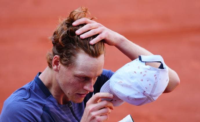 Mandatory Credit: Photo by Javier Garcia Shutterstock (13940053ap) Jannik Sinner reacts during his second round defeat French Open Tennis, Day 5, Roland Garros, Paris, France - 01 June 2023 French Open Tennis, Day 5, Roland Garros, Paris, France - 01 June 2023  Copyright: xJavierxGarcia Shutterstockx 13940053ap
