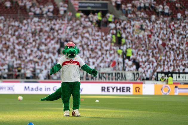 Before the start of the match Fritzle VfB Stuttgart, mascot VfB Stuttgart vs Hamburger SV, football, men, Bundesliga, Relegation, season 22 23, GER, 01 06 2023, DFL DFB REGULATES PROHIBIT ANY USE OF PHOTOGRAPHS AS IMAGE SEQUENCES AND OR QUASI VIDEO, VfB Stuttgart vs Hamburger SV, football, men, Bundesliga, Relegation, season 22 23, GER, 01 06 2023 Stuttgart Copyright: xEibner-Pressefoto WolfgangxFrankx EP_EER