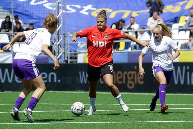 22 23 Womens soccer Westenergie women˜s socca cup at Kennedyplatz in downtown Essen Hannover 96 vs. SGS Essen U20 A pop up stadium at Kennedyplatz, in the middle of downtown Essen, will be the site of the Westenergie women˜s socca cup on June 1, 2023 The tournament is hosted by SGS Essen