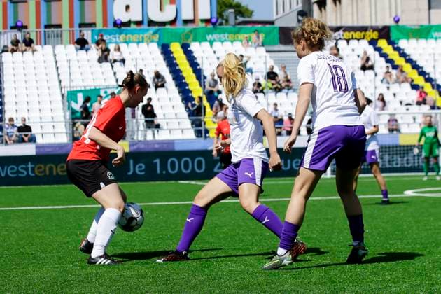 22 23 Womens soccer Westenergie women˜s socca cup at Kennedyplatz in downtown Essen Hannover 96 vs. SGS Essen U20 A pop up stadium at Kennedyplatz, in the middle of downtown Essen, will be the site of the Westenergie women˜s socca cup on June 1, 2023 The tournament is hosted by SGS Essen