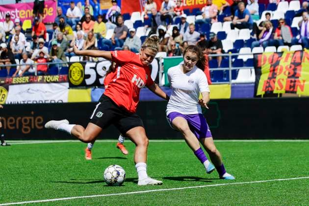 22 23 Womens soccer Westenergie women˜s socca cup at Kennedyplatz in downtown Essen Hannover 96 vs. SGS Essen U20 A pop up stadium at Kennedyplatz, in the middle of downtown Essen, will be the site of the Westenergie women˜s socca cup on June 1, 2023 The tournament is hosted by SGS Essen