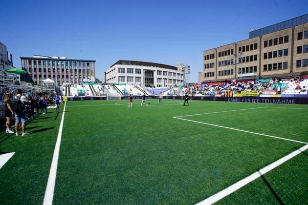 22 23 Womens soccer Westenergie women˜s socca cup on Kennedyplatz in downtown Essen A pop-up stadium on Kennedyplatz, in the heart of downtown Essen, will be the venue for the Westenergie women˜s socca cup on June 1, 2023 The tournament is being hosted by SGS Essen