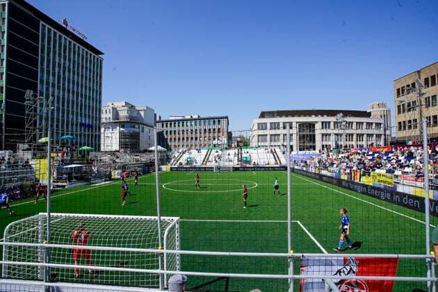 22 23 Womens soccer Westenergie women˜s socca cup on Kennedyplatz in downtown Essen A pop-up stadium on Kennedyplatz, in the heart of downtown Essen, will be the venue for the Westenergie women˜s socca cup on June 1, 2023 The tournament is being hosted by SGS Essen