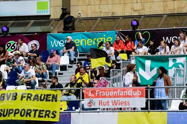 22 23 Womens soccer Westenergie women˜s socca cup on Kennedyplatz in downtown Essen Enthusiastic fans A pop-up stadium on Kennedyplatz, in the middle of downtown Essen, will be the venue for the Westenergie women˜s socca cup on June 1, 2023 The tournament is being hosted by SGS Essen