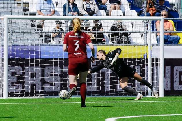 22 23 Womens soccer Westenergie women˜s socca cup on Kennedyplatz in downtown Essen A pop-up stadium on Kennedyplatz, in the heart of downtown Essen, will be the venue for the Westenergie women˜s socca cup on June 1, 2023 The tournament is being hosted by SGS Essen Arminia Bielefeld Borussia Bocholt