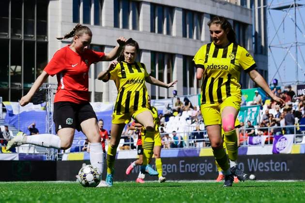 22 23 Womens soccer Westenergie women˜s socca cup at Kennedyplatz in downtown Essen A pop up stadium at Kennedyplatz, right in the heart of downtown Essen, will be the venue for the Westenergie women˜s socca cup on June 1, 2023 The tournament is hosted by SGS Essen Borussia Dortmund Hannover 96