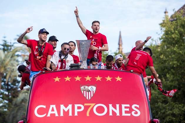 Bilder des Jahres 2023, Sport 06 Juni Sport Themen der Woche KW22 Sport Bilder des Tages June 1, 2023, Seville, Spain: Sevilla FC s players and coaching staff celebrate with the trophy of its 7th UEFA Europa League during an open-top bus parade Seville Spain - ZUMAa142 20230601_zap_a142_011 Copyright: xDanielxGonzalezxAcunax