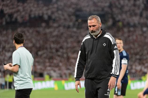 Sport Themen der Woche KW22 Sport Bilder des Tages Nach Spielende Entaeuschung, frust bei Tim Walter (Hamburger SV, Cheftrainer) VfB Stuttgart vs Hamburger SV, Fussball, Herren, Bundesliga, Relegation, Saison 22 23, GER, 01.06.2023, DFL DFB REGULATIONS PROHIBIT ANY USE OF PHOTOGRAPHS AS IMAGE SEQUENCES AND OR QUASI-VIDEO, VfB Stuttgart vs Hamburger SV, Fussball, Herren, Bundesliga, Relegation, Saison 22 23, GER, 01.06.2023 Stuttgart *** After end of game disappointment, frustration at Tim Walter Hamburger SV, head coach VfB Stuttgart vs Hamburger SV, soccer, men, Bundesliga, Relegation, season 22 23, GER, 01 06 2023, DFL DFB REGULATES PROHIBIT ANY USE OF PHOTOGRAPHS AS IMAGE SEQUENCES AND OR QUASI VIDEO, VfB Stuttgart vs Hamburger SV, soccer, men, Bundesliga, Relegation, season 22 23, GER, 01 06 2023 Stuttgart Copyright: xEibner-Pressefoto WolfgangxFrankx EP_EER