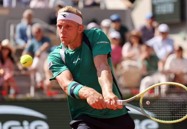 Alejandro Davidovich Fokina of Spain plays against third-seeded Novak Djokovic of Serbia during their third-round match at the Roland Garros French Tennis Open in Paris, France, on Friday, June 2, 2023. Djokovic won 7-6, 7-6, 6-2.  PAR20230602116 MAYAxVIDON-WHITE