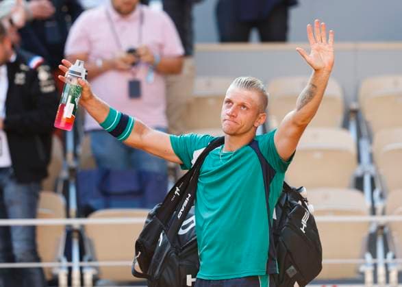 Alejandro Davidovich Fokina waves and says goodbye to spectators, fans after defeat Tennis French Open 2023 Grand Slam ATP WTA ITF Roland Garros Paris France 2 June 2023 Copyright: xJuergenxHasenkopfx