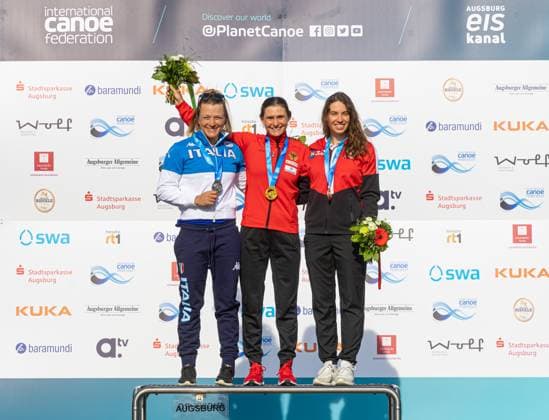 Bilder des Jahres 2023, Sport 06 Juni Sport Themen der Woche KW22 Sport Bilder des Tages Elena Lilik (Kanu-Schwaben Augsburg) 1. Platz, Kajak Damen, Stefanie Horn (Italien), 2. Platz, Viktoria Wolffhardt (Österreich) 3. Platz; Siegerehrung ICF Kanuslalom Weltcup 2023 Augsburg, Eiskanal; *** Elena Lilik Kanu Schwaben Augsburg 1 place, Kayak Women, Stefanie Horn Italy , 2 place, Viktoria Wolffhardt Austria 3 place Award Ceremony ICF Canoe Slalom World Cup 2023 Augsburg, Ice Canal