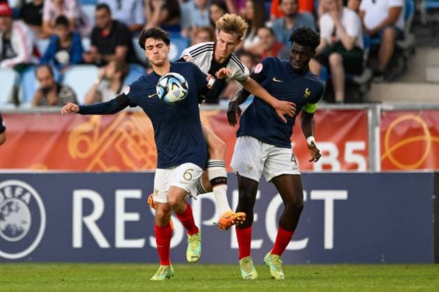 UEFA European Football Championship - Under 17 Final - Germany vs France Germany U17, U 17 Ä™s Max Moerstedt trying to pass between aFrance U17™s Nolan Ferro nd France U17™s Joachim Kayi Sanda during the final phase Under-17 Championship Hungary 2023 soccer match Germany U17 vs. France U17 at the Nandor Hidegkuti Stadion stadium in Budapest, Hungary, 2nd of June 2023 Budapest Hidegkuti Nandor Stadium Hungary Copyright: xVinnyxOrlandox xLiveMediax LPS_958748