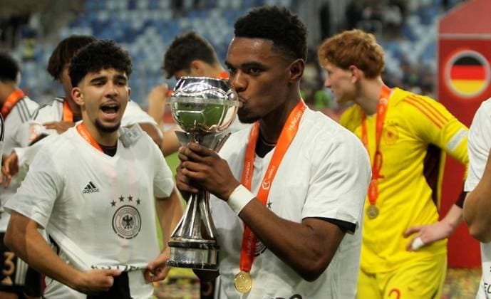 Bilder des Jahres 2023, Sport 06 Juni Sport Themen der Woche KW22 02.06.2023 Budapest(Hungary) Germany-France U-17 Under-17 European men s football championship final Fayssal Harchaoui(L),Charles Hermann(C) Germany with European U17, U 17 champion trophy :