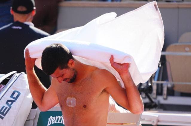 Sport Bilder des Tages Mandatory Credit: Photo by Javier Garcia Shutterstock (13940066eu) The magnet on the middle of the chest of Novak Djokovic French Open Tennis, Day 6, Roland Garros, Paris, France - 02 June 2023 French Open Tennis, Day 6, Roland Garros, Paris, France - 02 June 2023  Copyright: xJavierxGarcia Shutterstockx 13940066eu