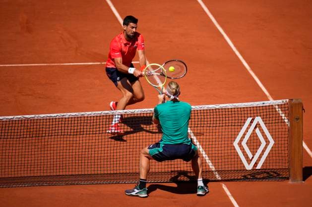 Sport Bilder des Tages PARIS, FRANCE - JUNE 2: Novak Djokovic and Alejandro Davidovich Fokina fights at the net during the 3nd round of Roland Garros 2023 match on June 02, 2023, at Roland Garros Stadium in Paris, France. (Photo by Glenn Gervot Icon Sportswire) TENNIS: JUN 02 French Open EDITORIAL USE ONLY Icon2306023994