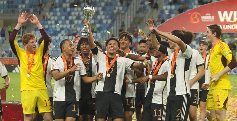 02.06.2023 Budapest(Hungary) Germany-France U-17 Under-17 European men s football championship final German players: Konstantin Heide,Eric Moreira, Jarzinho Malanga,Paris Brunner, David Odogo,Assan Ouedraogo,Charles Herrmann,Max Schmitt European U17, U 17 champion trophy :