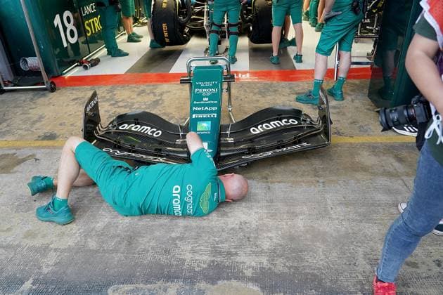 03 06 2023, Circuit de Catalunya, Barcelona, Formula 1 AWS Grand Prix of Spain 2023 , in picture A mechanic works on the front wing of the car of Lance Stroll CAN , Aston Martin Aramco Cognizant Formula One Team Barcelona Circuit de Catalunya Catalunya Spain  eu-images-506
